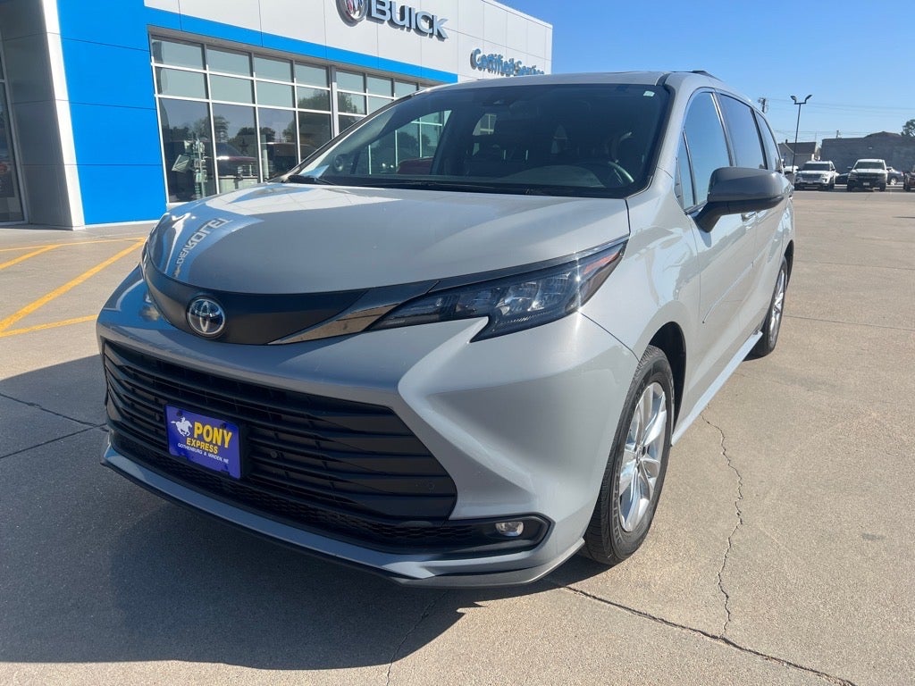 2022 Toyota Sienna XLE Woodland Edition