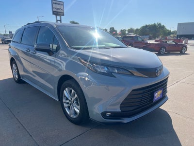 2022 Toyota Sienna XLE Woodland Edition